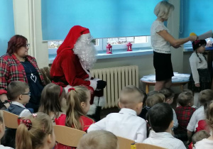 Mikołaj w skupieniu oglądał występ dzieci.