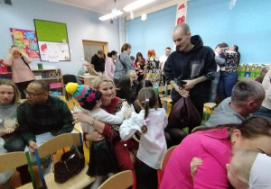 Stokrotki w objęciach rodziców.