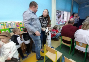 Czarek z rodzicami.