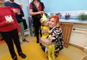 Pola w objęciach mamy.