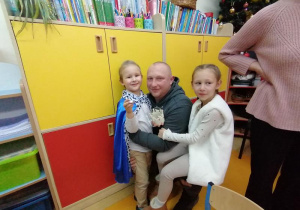 Julek z tatą i siostrą.