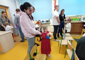 Krysia z mamą.