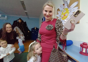 Maja i Mikołaj ze swoimi mamami.
