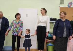 Marianka z babcią.