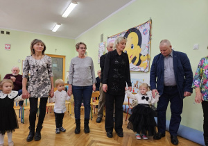 Lena z babcią i dziadkiem.