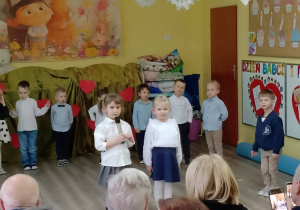 Dziewczynki spiewają piosenkę