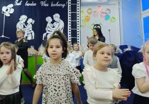 Klaszczemy w ręce.