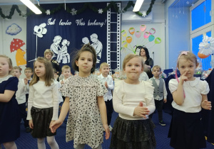 Tańczymy z babcią i dziadkiem.