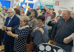 Wysyłanie serduszek dzieciom.