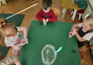 Zabawy sensoryczne.