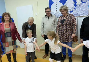 Przygotowania do wspólnej zabawy.