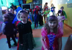 Maja i Hania w trakcie zabawy.