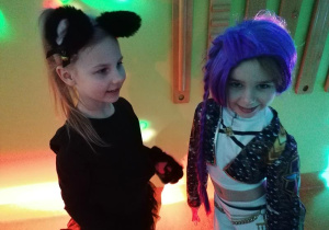 Marysia i Hania na balu.