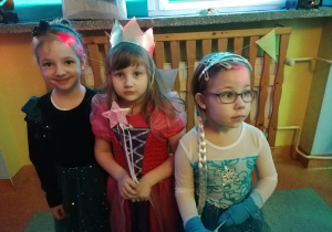Hania, Maja i Weronika podczas balu.