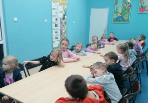 Zasłuchane przedszkolaki.
