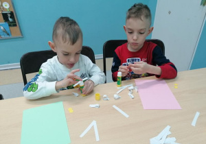 Kuba i Szymon zaczynają pracę.