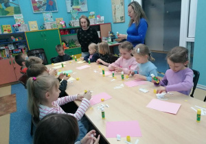 Przedszkolaki przy pracy.