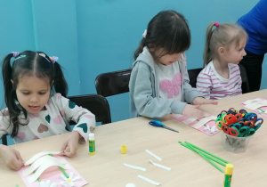 Maja i Apolonia przy pracy.