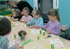 Hania, Kaja i Liwia podczas pracy.