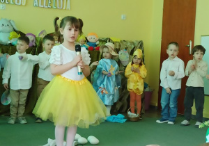Laurka M. śpiewa piosenkę Stuku - puku, raz, dwa, trzy