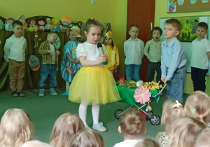 Michasia wykonuje piosenkę Jedzie kogut po dyngusie