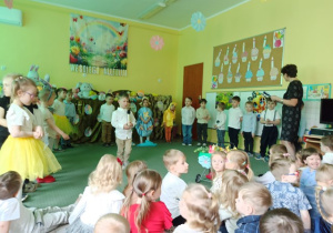 Oluś K. wykonuje piosenkę pt. W poniedziałek rano