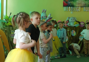 Staś Sz. i Staś K. jako zajączki