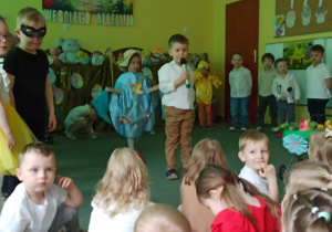 Wituś śpiewa piosenkę Pisankowy pokaz mody a Kornelka jako pisanka