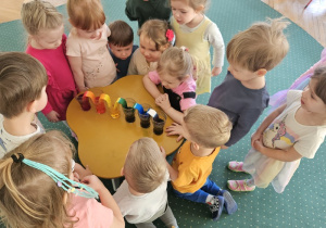 Dzieci obserwują zabarwianie ręcznika papierowego.