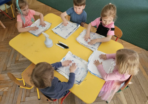 Barwienie kropli wody na folii aluminiowej.