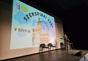 Rozpoczęcie konkursu z języka angielskiego przez Panią Marię z Przedszkola Nr 10.