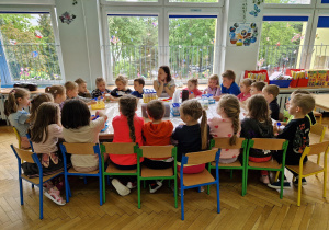 „Biedronki” z zaciekawieniem słuchają wprowadzenia do laboratoryjnych warsztatów.