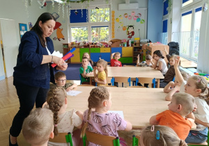 Pani Aneta rozdaje materiały plastyczne.