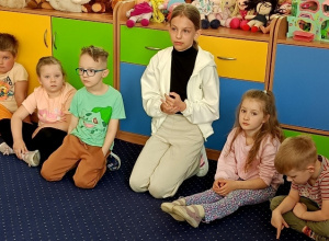 Spotkanie czytelnicze z Basią, absolwentką naszego przedszkola