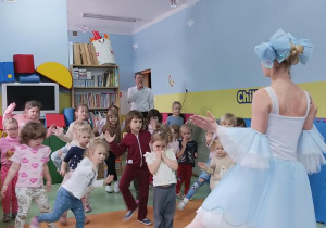 Dziewczynki tańczą