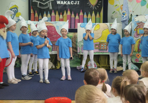 Smerfy dzielnie prezentują swój program artystyczny.