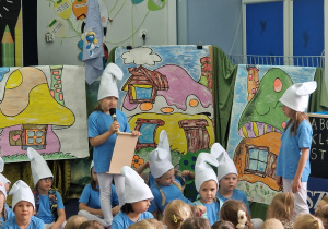 Grupa „Biedronki” w roli Smerfów zachwyca publiczność.