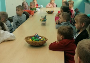 Dzieci słuchają opowiadania.