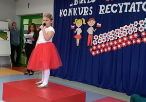 Ala recytuje swój wiersz.