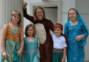 Małpka Abu z Truskawkowymi dziećmi