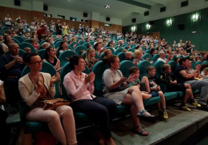 Zachwycona publiczność dziękuje Truskawkowym