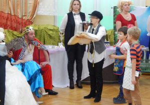 Krawiec z darami