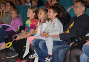 Zadowolone dzieci na przedstawieniu