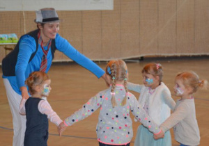 Smerf Reporter tańczy z dziewczynkami