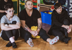 Ewa, Ania i Asia w skupieniu słuchają