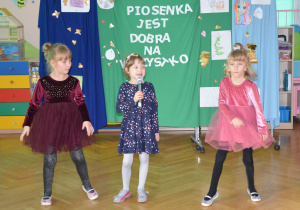 Występ Julki, Amelki i Julki