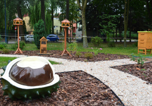 Owoce rzeźbione kasztan, w dali ul edukacyjny