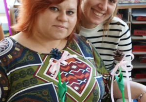 Ciocia Anetka i Karolinka z kwiatkami