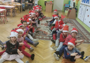 Zabawa muzyczno - naśladowcza Gąsiennica Basia.