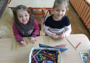 Dziewczynki z 4 przygotowały zaproszenia dla gości.